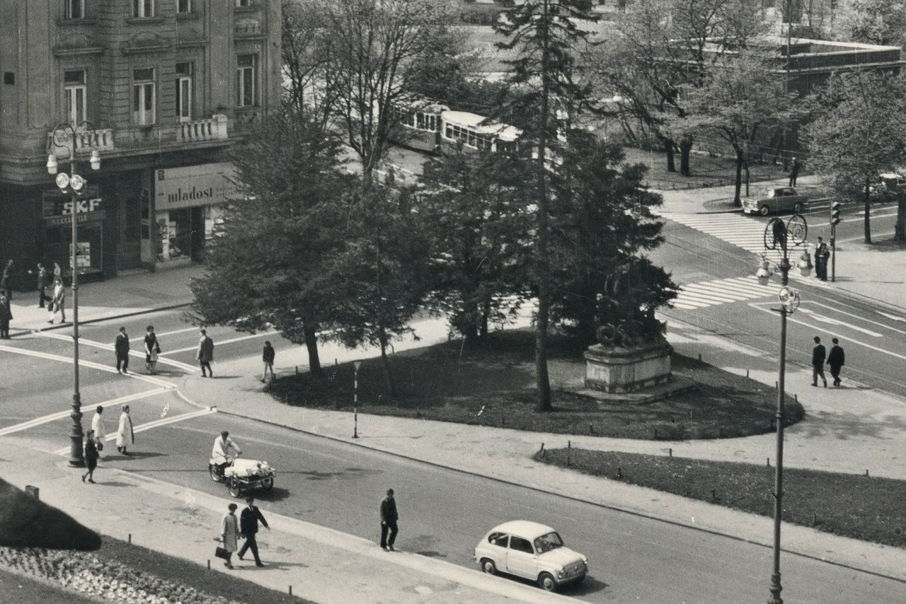 Trg maršala Tita (današnji Trg Republike Hrvatske), Mažuranićev trg, oko 1965. godine